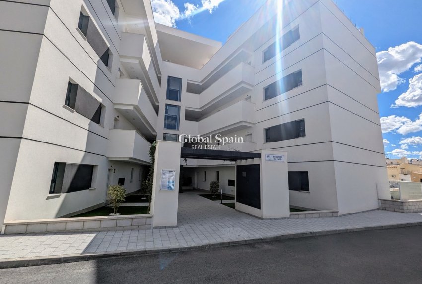 Wederverkoop - PENTHOUSE -
VILLAMARTÍN - Costa Blanca