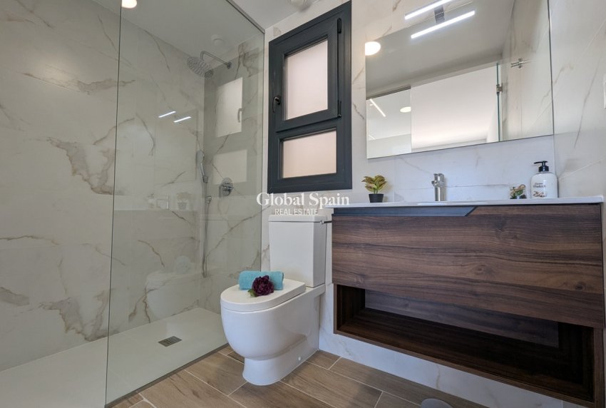 Wederverkoop - PENTHOUSE -
VILLAMARTÍN - Costa Blanca