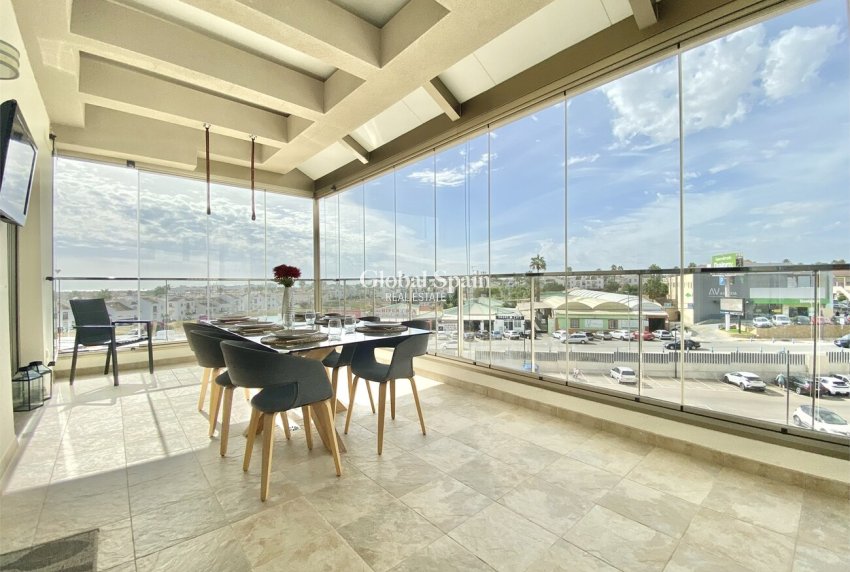 Wederverkoop - PENTHOUSE -
VILLAMARTÍN - LOS DOLSES