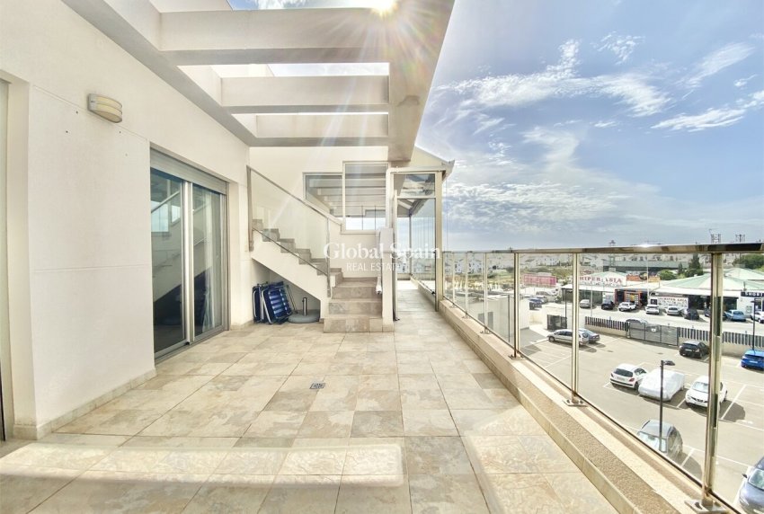 Wederverkoop - PENTHOUSE -
VILLAMARTÍN - LOS DOLSES