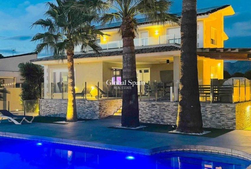 Wederverkoop - VILLA -
ALFAZ DEL PI - Costa Blanca