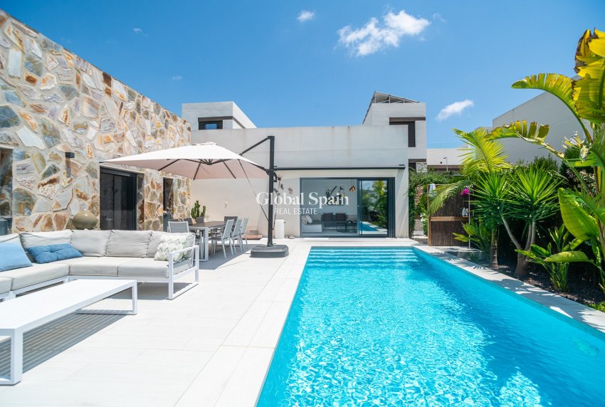 Wederverkoop - VILLA -
ALGORFA - La Finca Golf