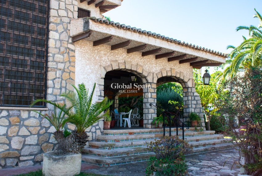 Wederverkoop - VILLA -
ALICANTE - Albufereta