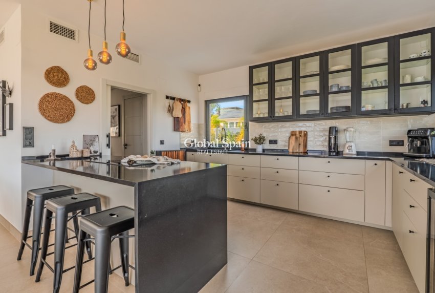 Wederverkoop - VILLA -
ALICANTE - Cabo de las Huertas