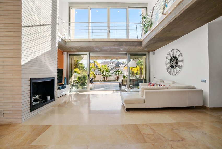 Wederverkoop - VILLA -
ALICANTE - CAMPOAMOR