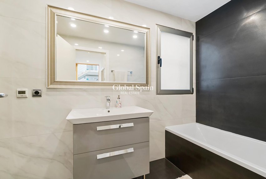 Wederverkoop - VILLA -
ALICANTE - CAMPOAMOR