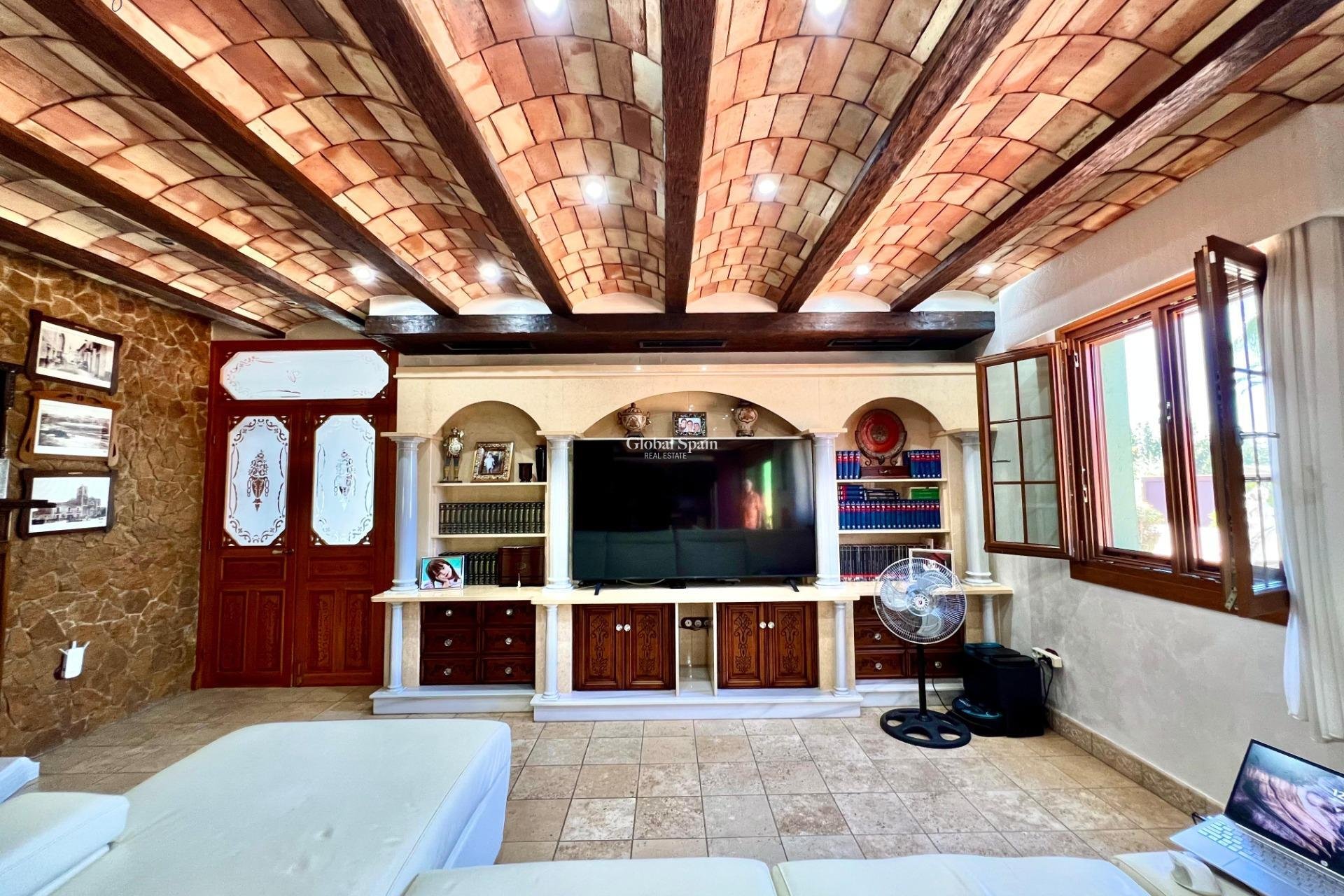 Wederverkoop - VILLA -
ALMORADÍ - Comunidad Valenciana