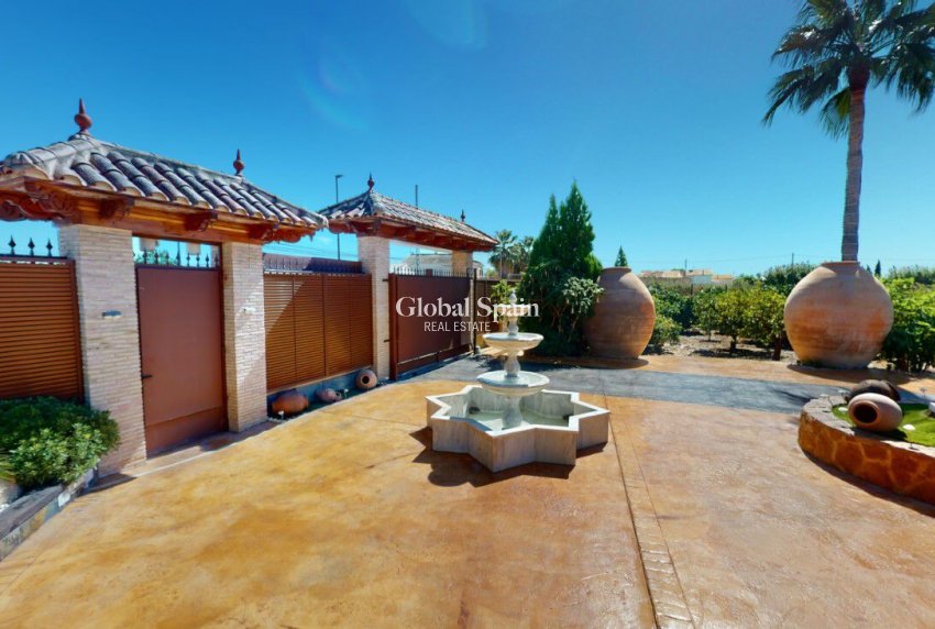 Wederverkoop - VILLA -
ALMORADÍ - Inland