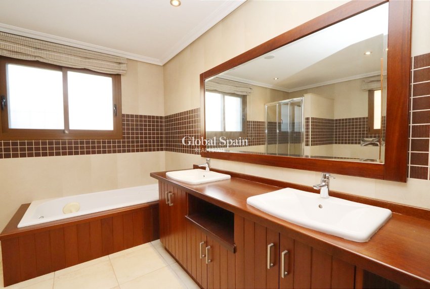 Wederverkoop - VILLA -
ALTEA - Costa Blanca