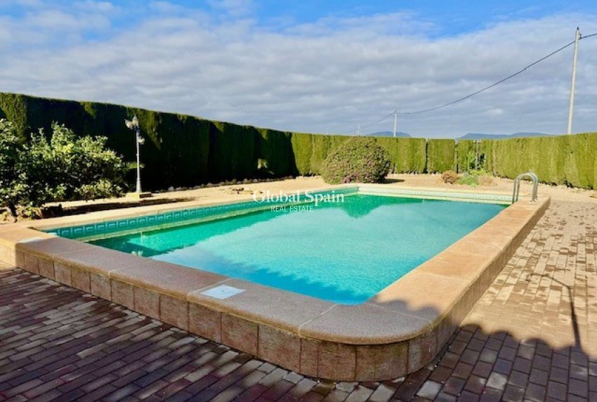 Wederverkoop - VILLA -
AVILESES - Inland