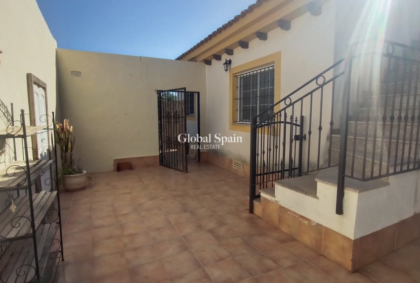 Wederverkoop - VILLA -
AVILESES - Inland