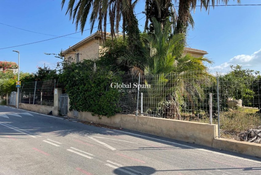 Wederverkoop - VILLA -
BENIDORM - Salto Del Agua