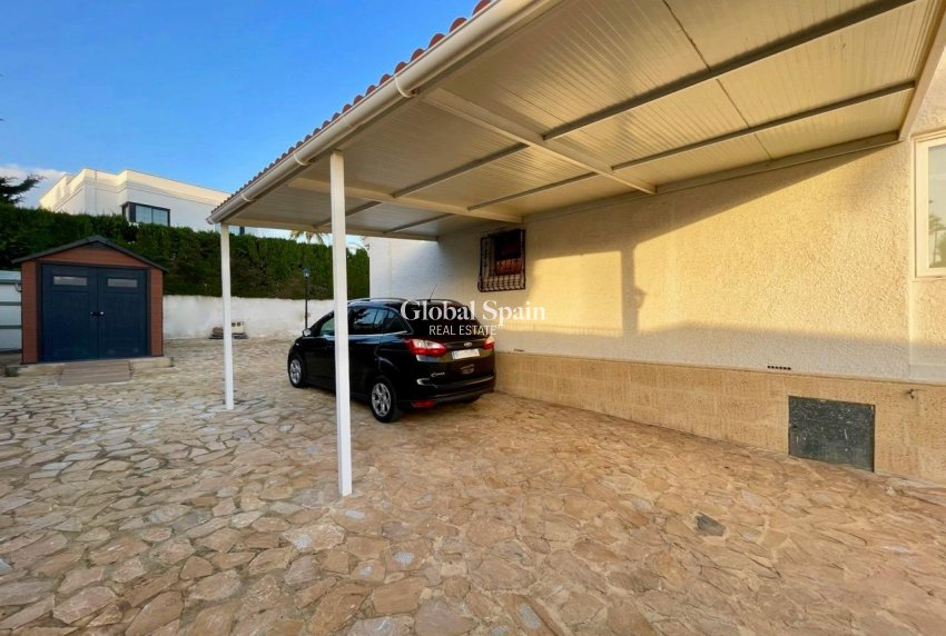 Wederverkoop - VILLA -
BENIDORM - Urbanizaciones