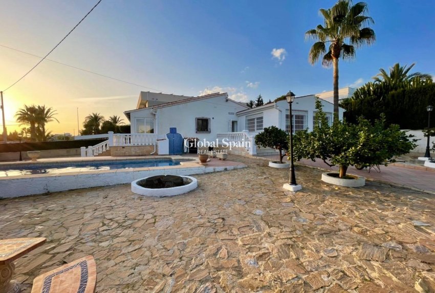 Wederverkoop - VILLA -
BENIDORM - Urbanizaciones