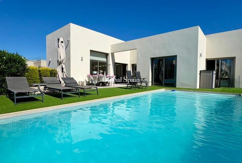 Wederverkoop - VILLA -
BENIJÓFAR - Costa Blanca