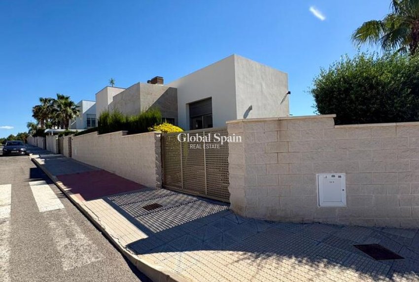 Wederverkoop - VILLA -
BENIJÓFAR - Costa Blanca