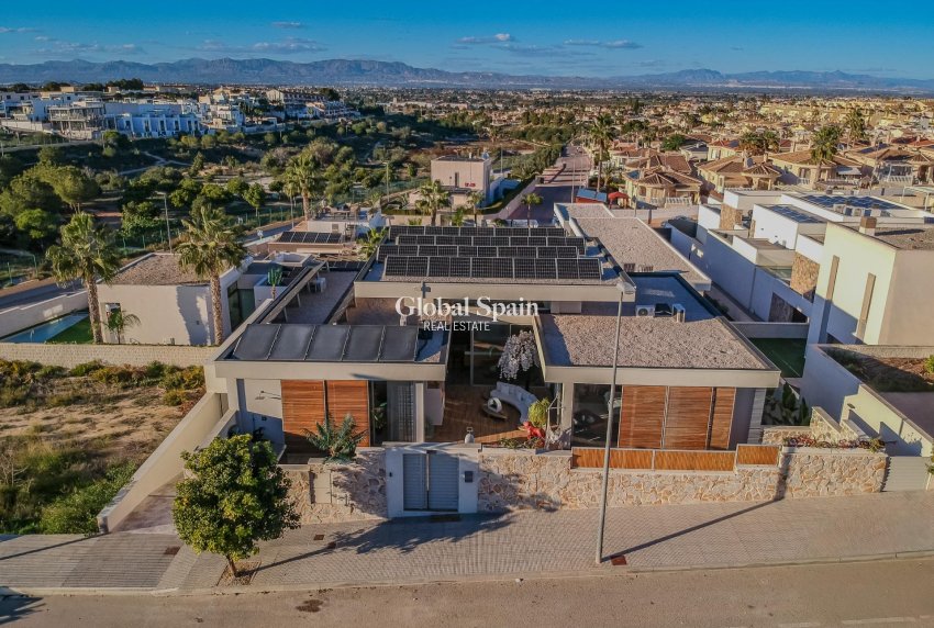 Wederverkoop - VILLA -
BENIJÓFAR - Residencial Benimar