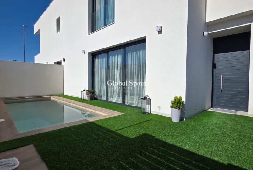 Wederverkoop - VILLA -
BENIJÓFAR