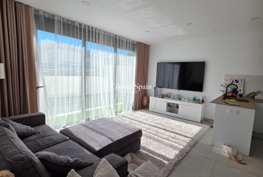 Wederverkoop - VILLA -
BENIJÓFAR