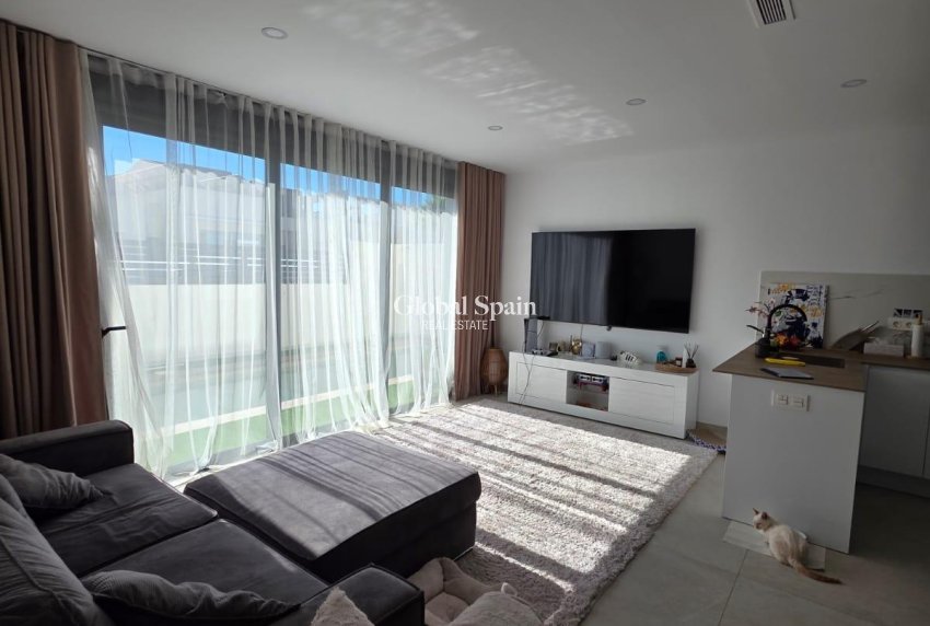 Wederverkoop - VILLA -
BENIJÓFAR