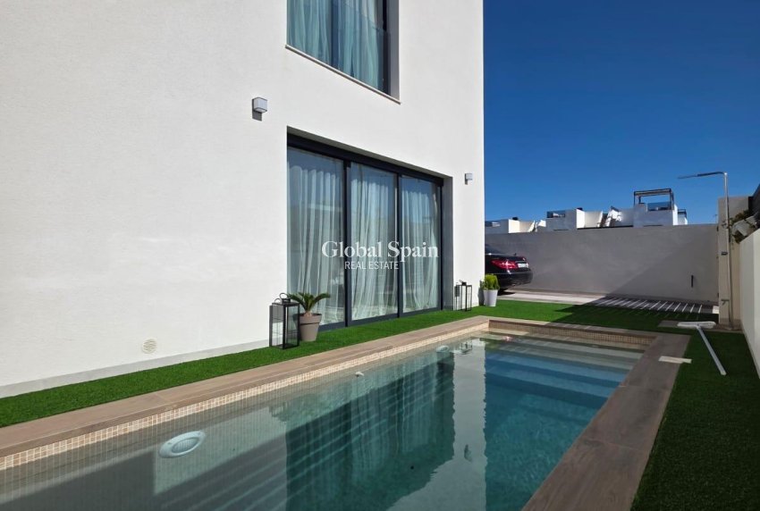 Wederverkoop - VILLA -
BENIJÓFAR