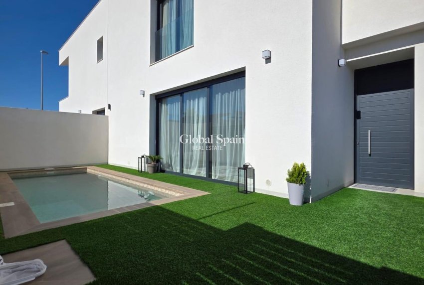 Wederverkoop - VILLA -
BENIJÓFAR