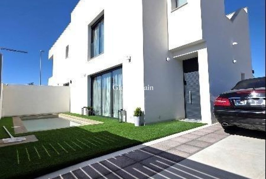 Wederverkoop - VILLA -
BENIJÓFAR