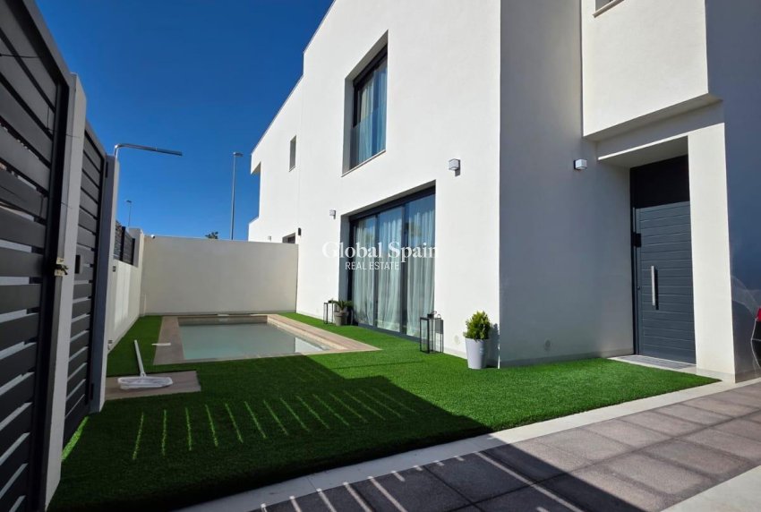 Wederverkoop - VILLA -
BENIJÓFAR