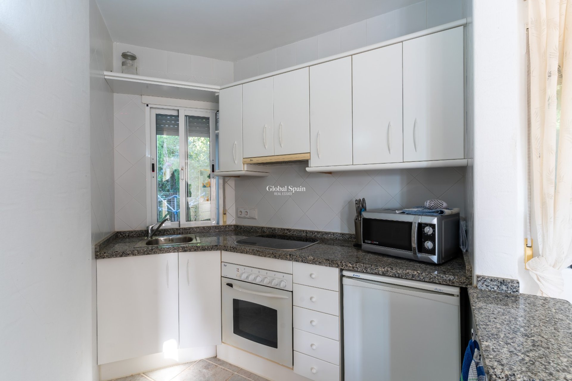 Wederverkoop - VILLA -
BUSOT - Costa Blanca