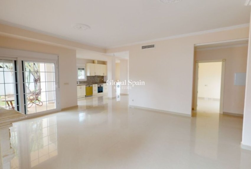 Wederverkoop - VILLA -
CABO ROIG - Costa Blanca