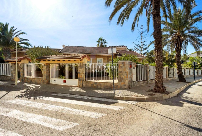 Wederverkoop - VILLA -
CABO ROIG - MUY CERCA DE LA PLAYA