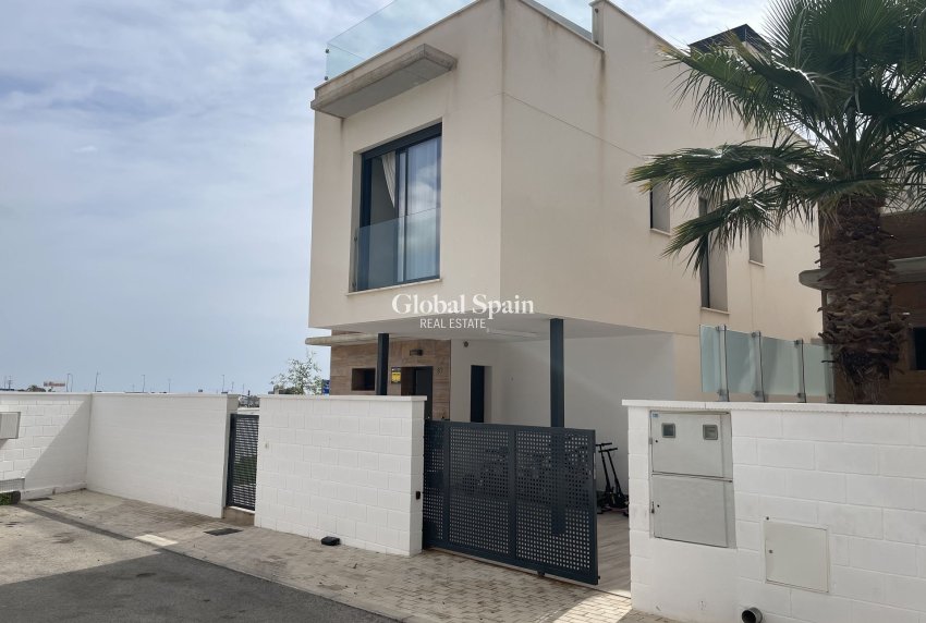 Wederverkoop - Villa -
CABO ROIG