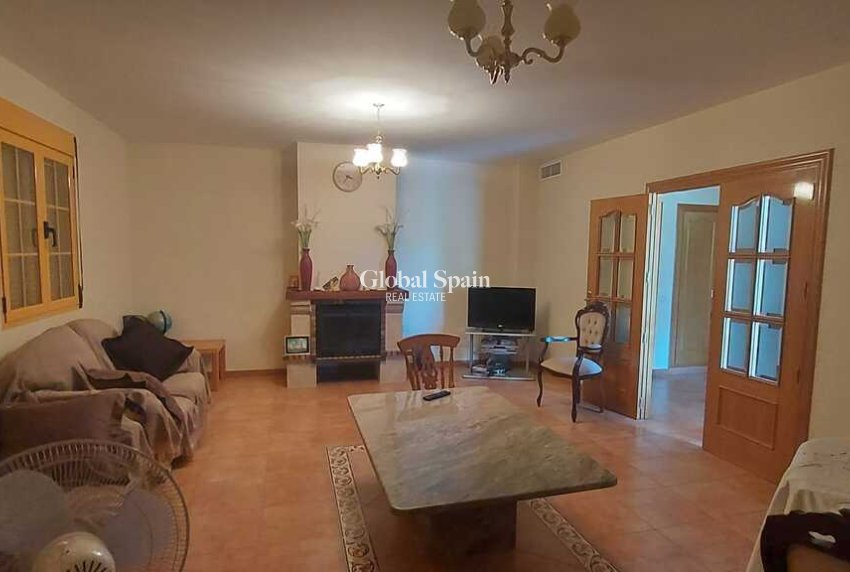 Wederverkoop - VILLA -
CALASPARRA - Inland