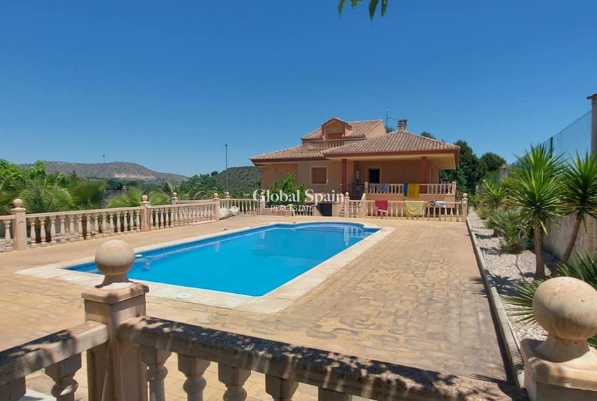 Wederverkoop - VILLA -
CALASPARRA - Inland