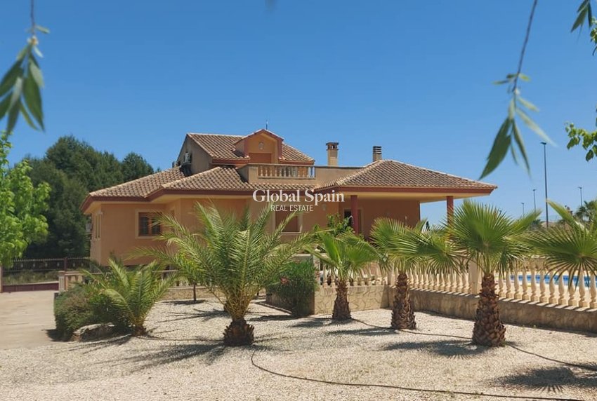 Wederverkoop - VILLA -
CALASPARRA - Inland