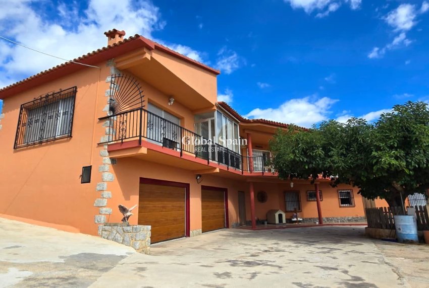 Wederverkoop - VILLA -
CALLOSA D'EN SARRIÀ - Callosa De Ensarrià