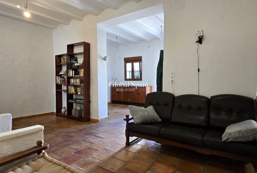 Wederverkoop - VILLA -
CALLOSA D'EN SARRIÀ - Callosa De Ensarrià