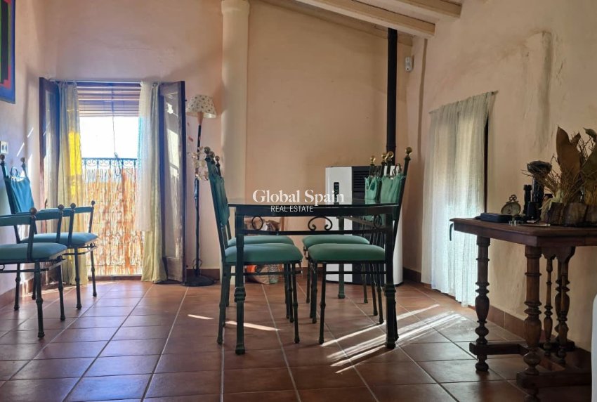 Wederverkoop - VILLA -
CALLOSA D'EN SARRIÀ - Callosa De Ensarrià