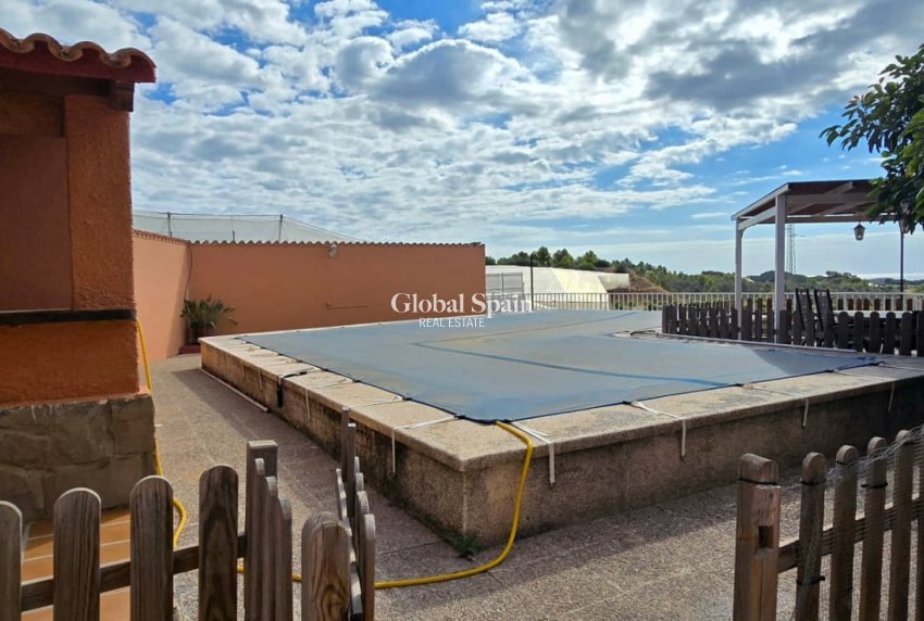 Wederverkoop - VILLA -
CALLOSA D'EN SARRIÀ - Callosa De Ensarrià