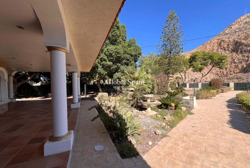 Wederverkoop - VILLA -
CALLOSA DEL SEGURA