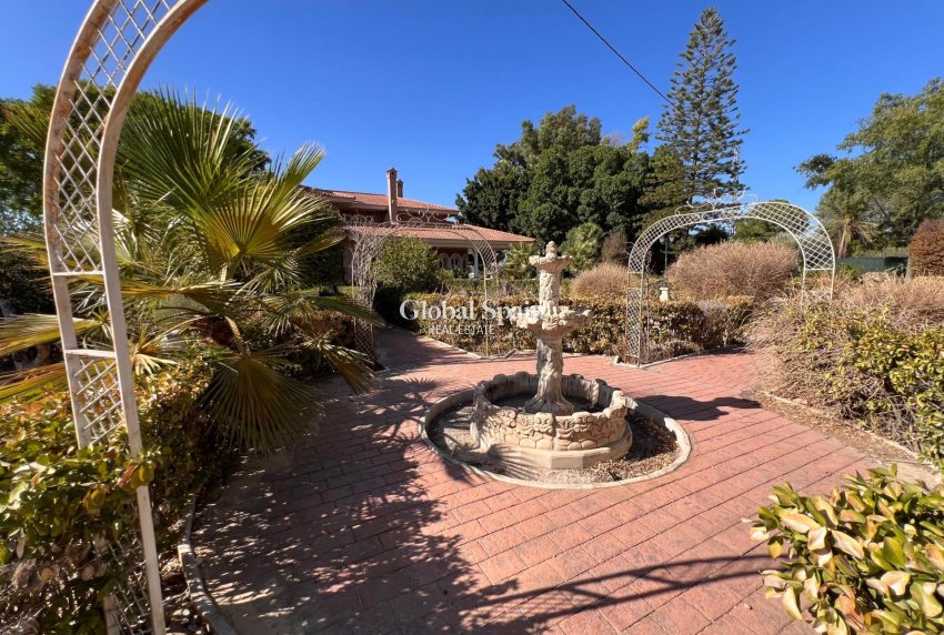 Wederverkoop - VILLA -
CALLOSA DEL SEGURA