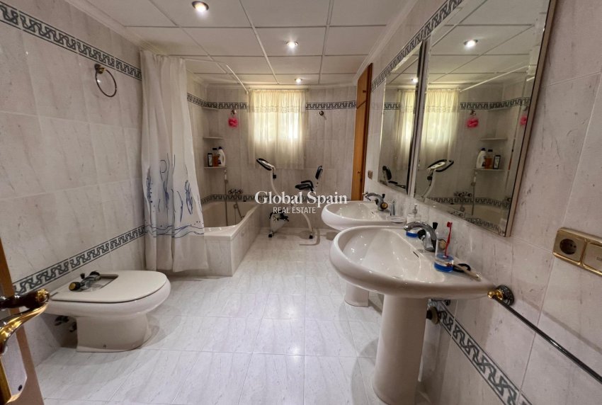 Wederverkoop - VILLA -
CALLOSA DEL SEGURA