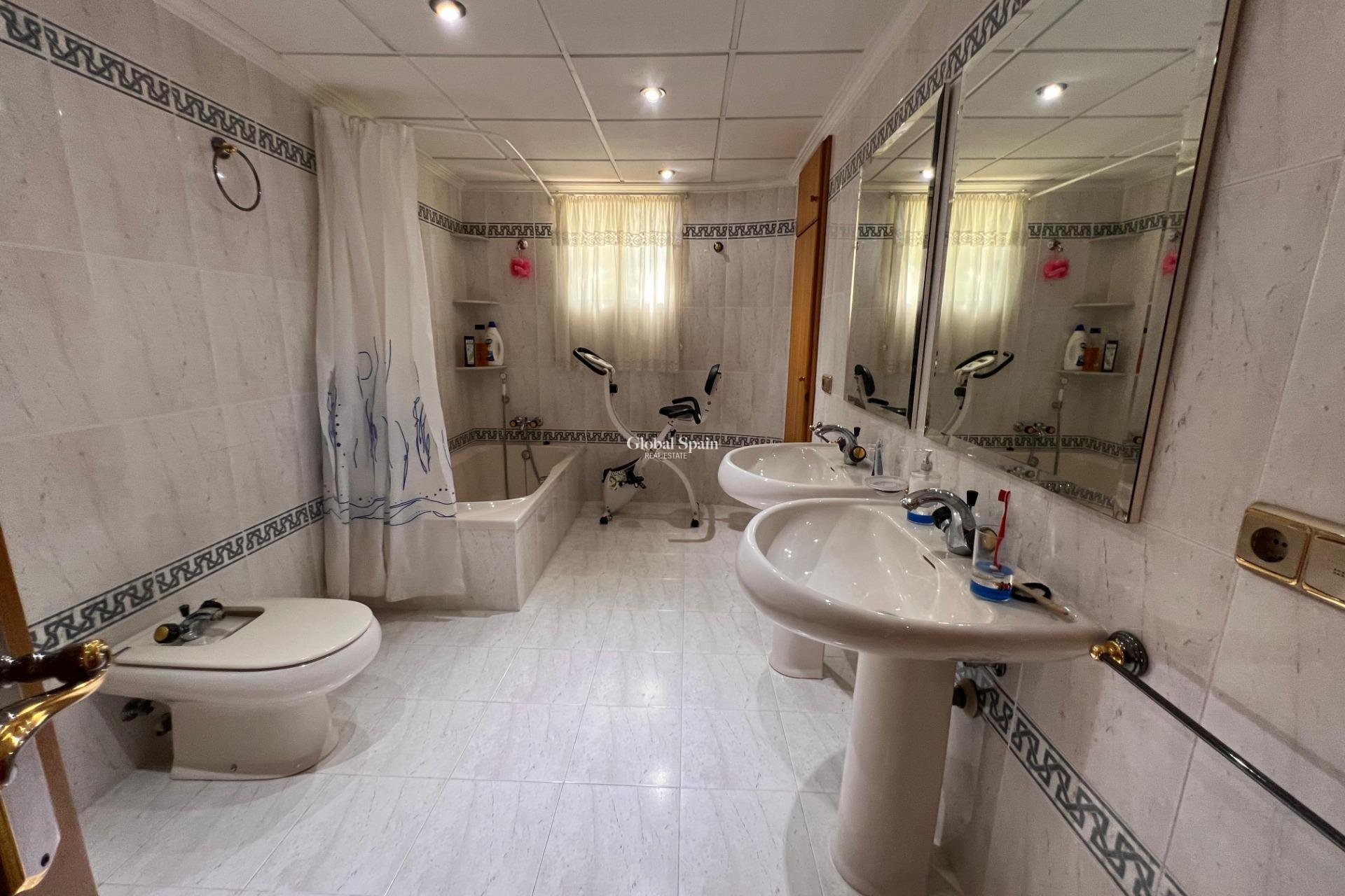 Wederverkoop - VILLA -
CALLOSA DEL SEGURA