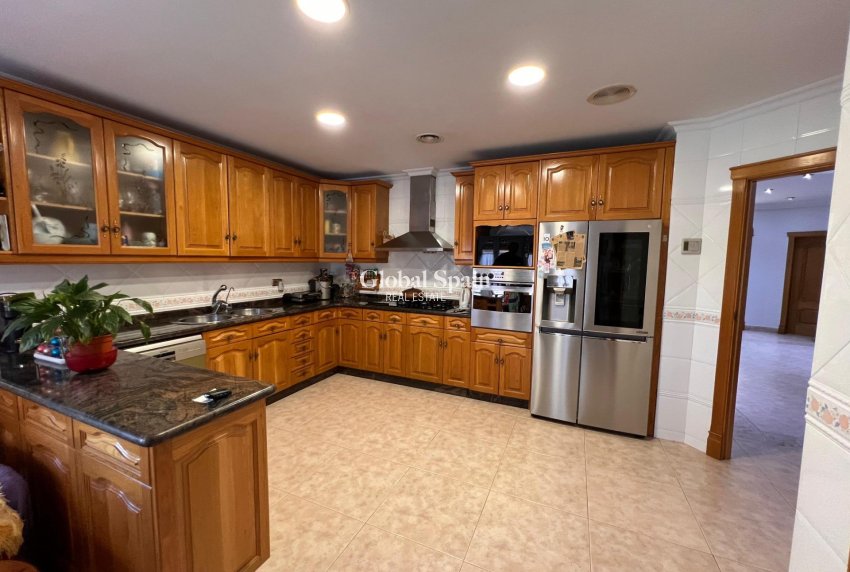 Wederverkoop - VILLA -
CALLOSA DEL SEGURA