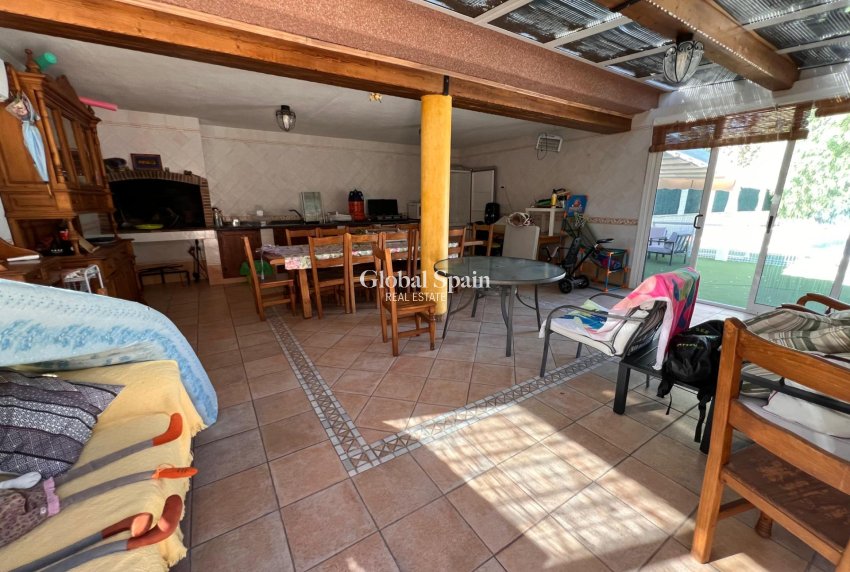 Wederverkoop - VILLA -
CALLOSA DEL SEGURA