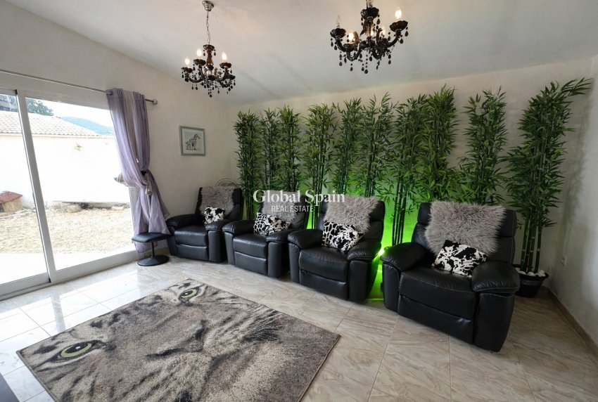 Wederverkoop - VILLA -
CASTALLA - Costa Blanca