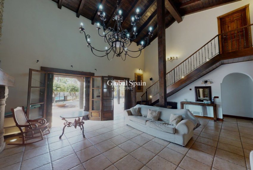 Wederverkoop - VILLA -
CATRAL - Costa Blanca