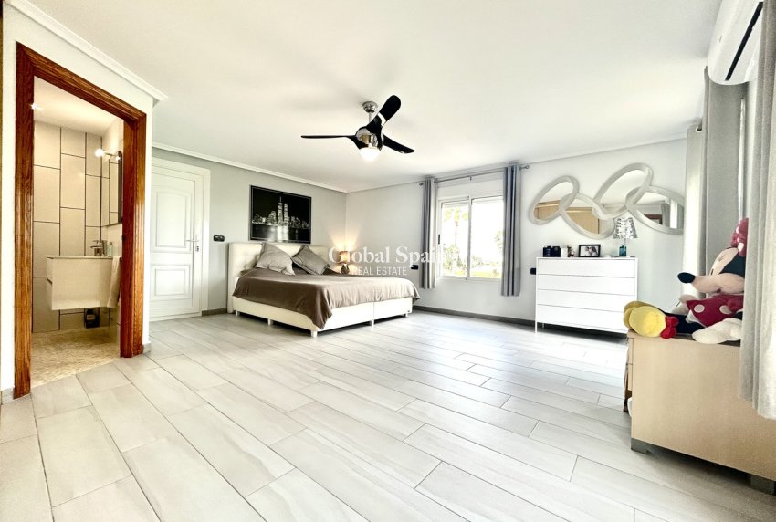 Wederverkoop - VILLA -
CATRAL - Costa Blanca