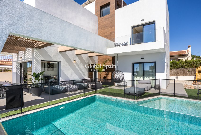 Wederverkoop - VILLA -
CIUDAD QUESADA - center