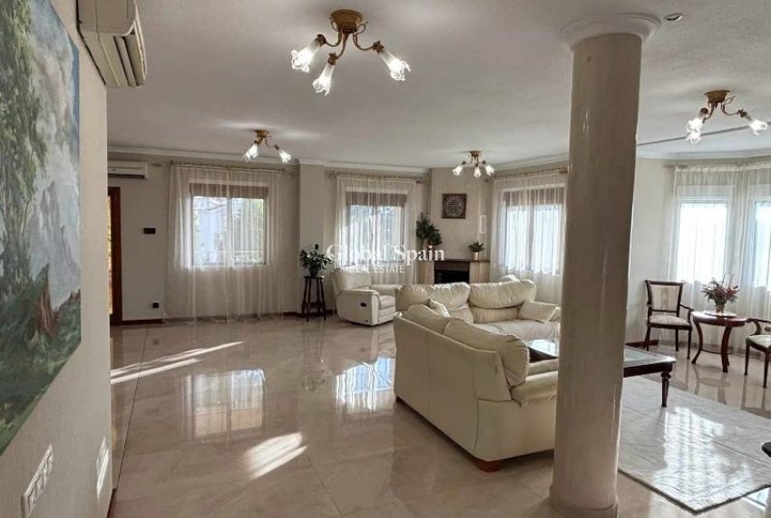 Wederverkoop - VILLA -
CIUDAD QUESADA